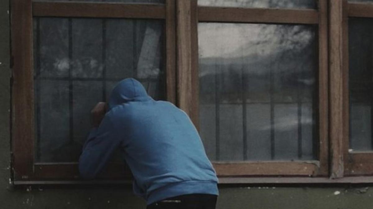 o femeie din arad s a intors din concediu si a gasit trei barbati in casa ei explicatia lor era