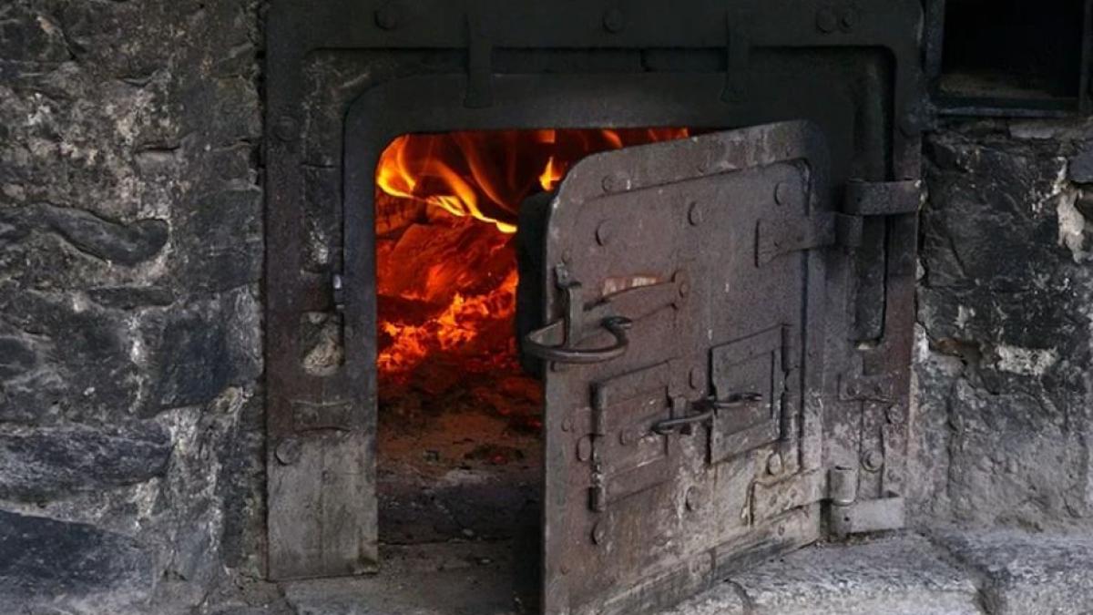 un batran din iasi a vrut sa faca focul in soba cu motorina acum se zbate intre viata si moarte