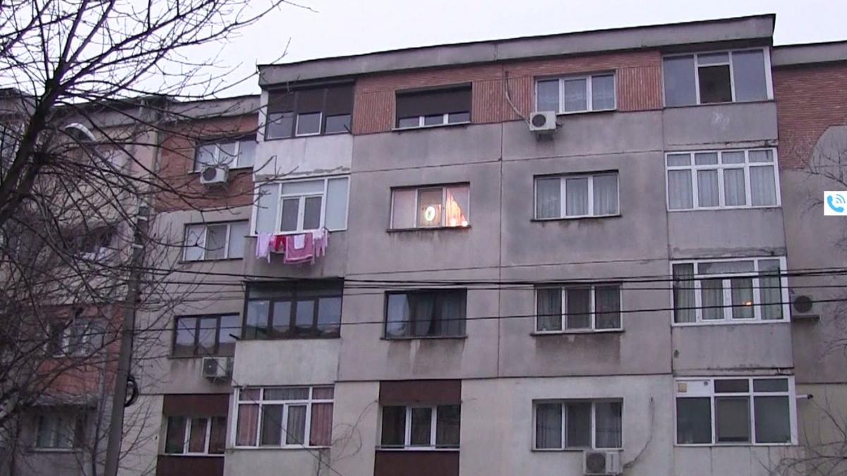 fetita de trei ani in stare grava dupa ce a cazut de la etajul 3 din bratele bunicii plasa s a