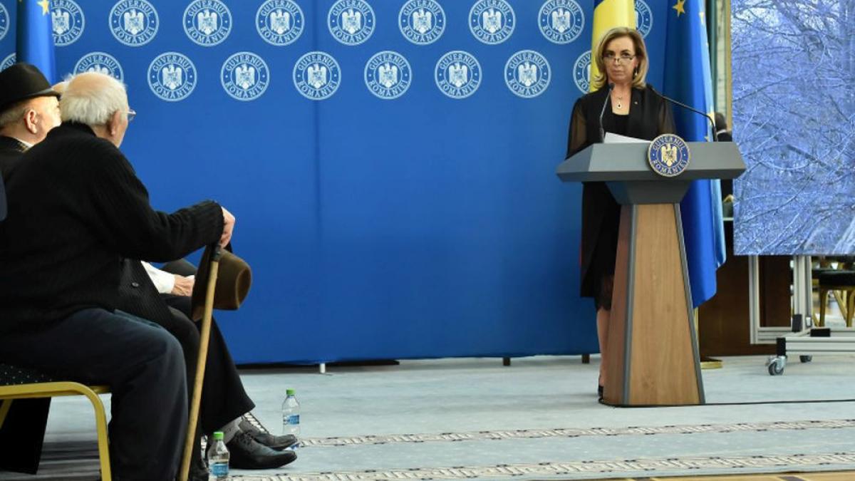 fosta consiliera a vioricai dancila a ajuns vanzatoare de petarde si artificii la taraba nu i o