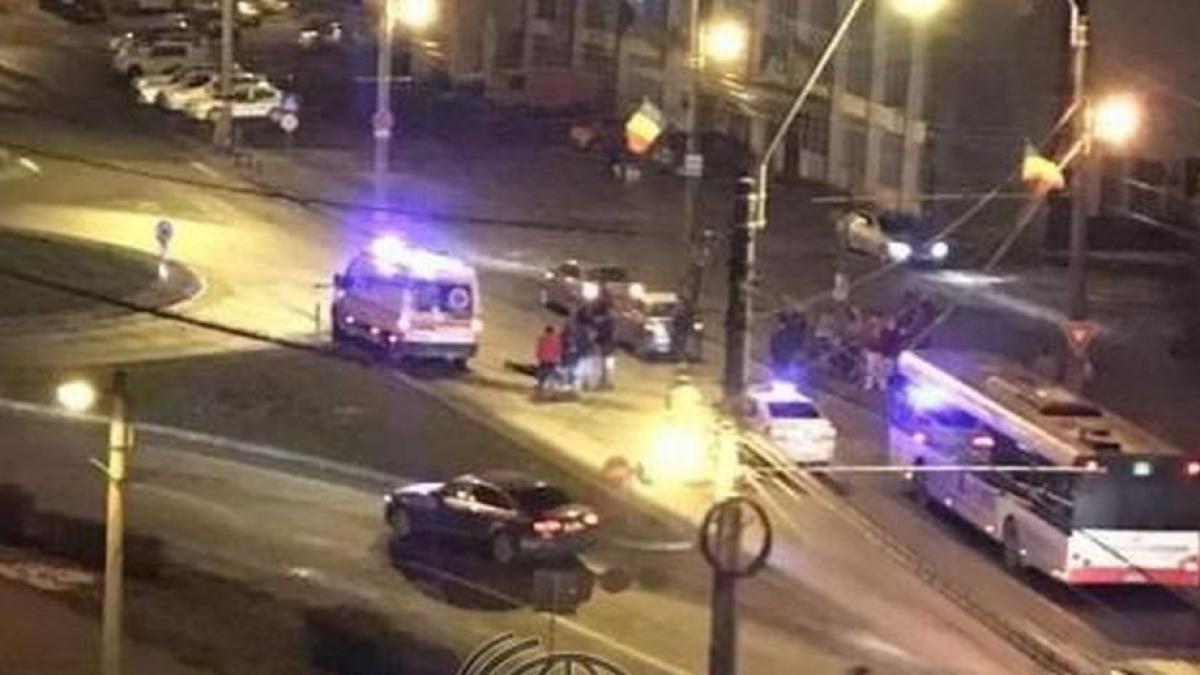 barbat atacat cu spray lacrimogen de un sofer lovit pe trecerea de pietoni si tarat pe capota