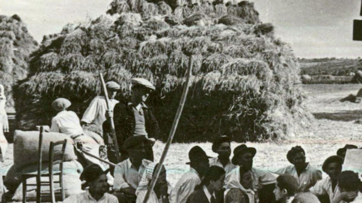 jurnalul lanseaza luni 20 ianuarie albumul comunismul prin gaura cheii fotografii inedite dinainte