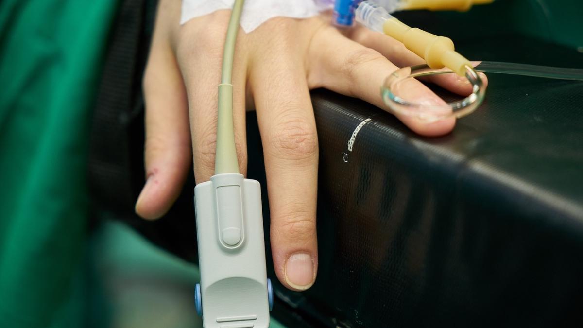 o romanca stabilita in italia in stare grava dupa ce s ar fi aruncat de pe o cladire