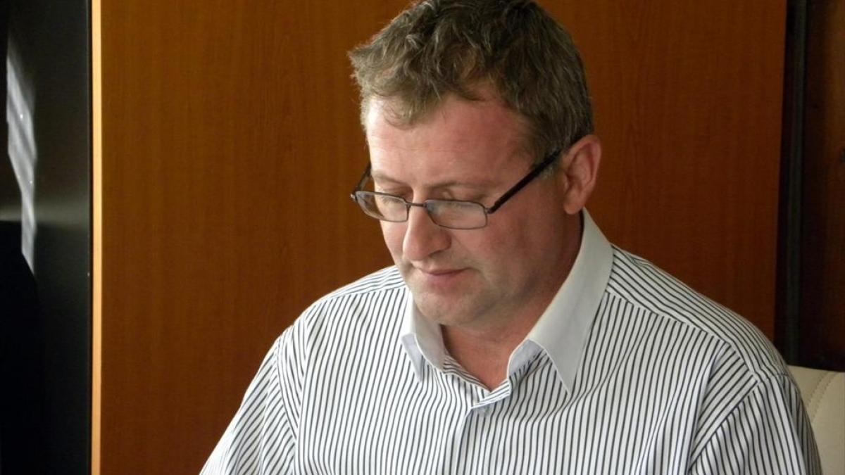 rasturnare de situatie primarul comunei sotrile condamnat pentru pornografie infantila ramane in