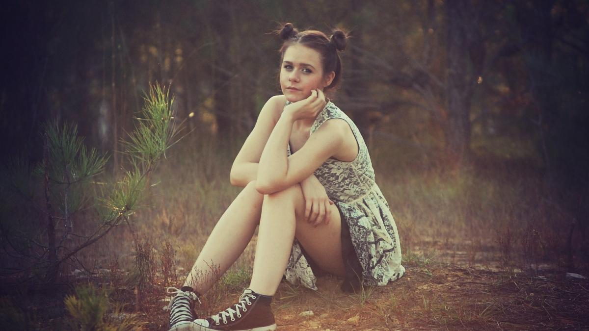 politistul de 30 de ani a invitat o pe adolescenta de 17 ani la el acasa unde au facut dragoste