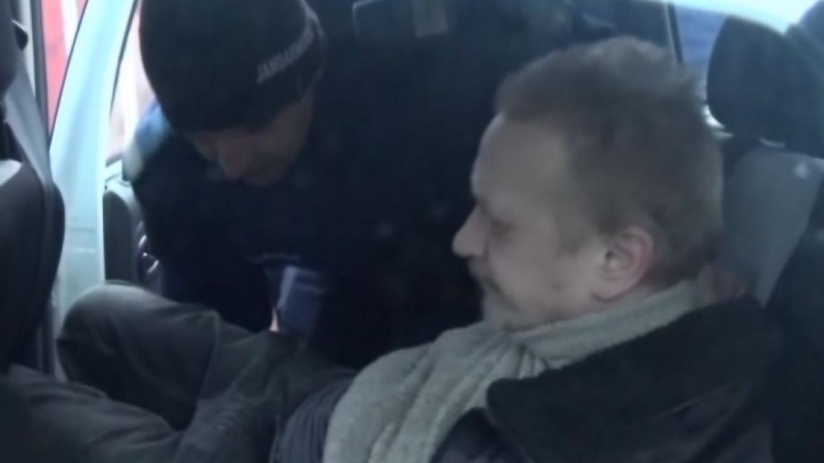 Un profesor din Bistrița condamnat după ce a lovit doi elevi, încătușat când a încercat să intre în școală - VIDEO