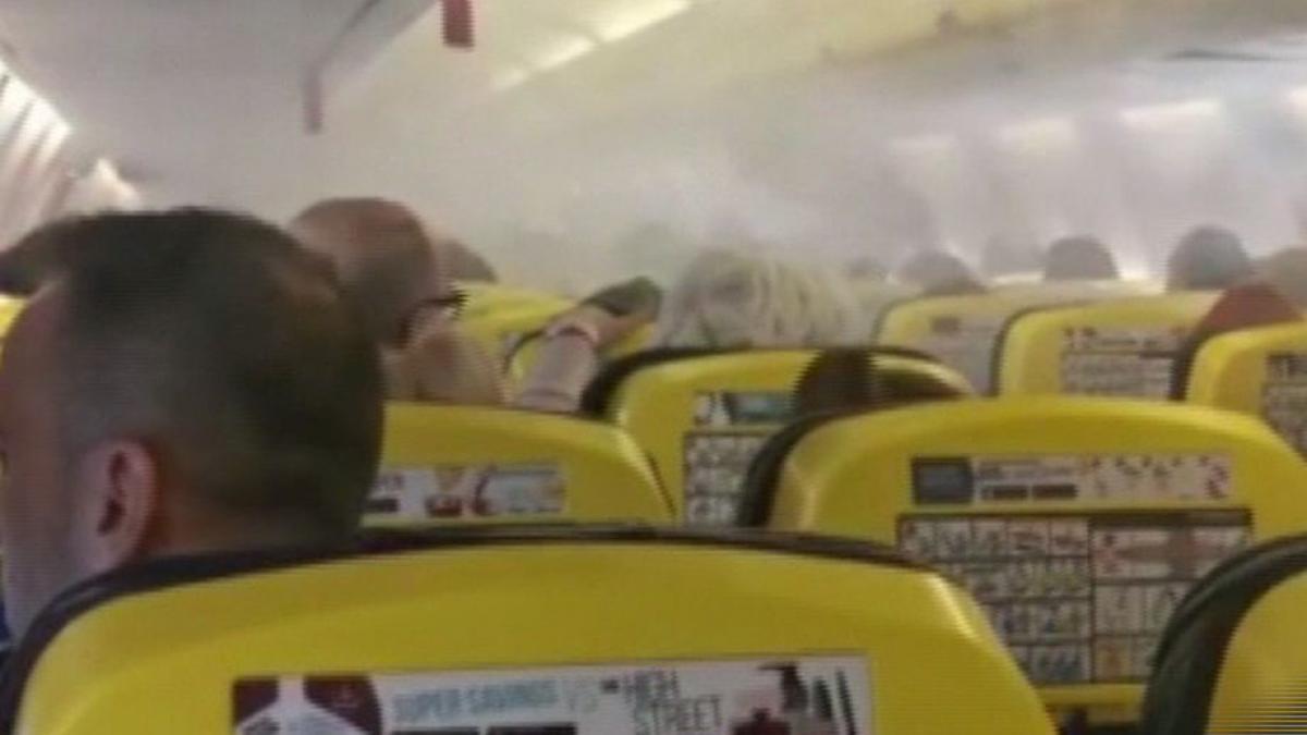 fum si panica la bordul unui avion ryanair care a aterizat de urgenta pe aeroportul otopeni