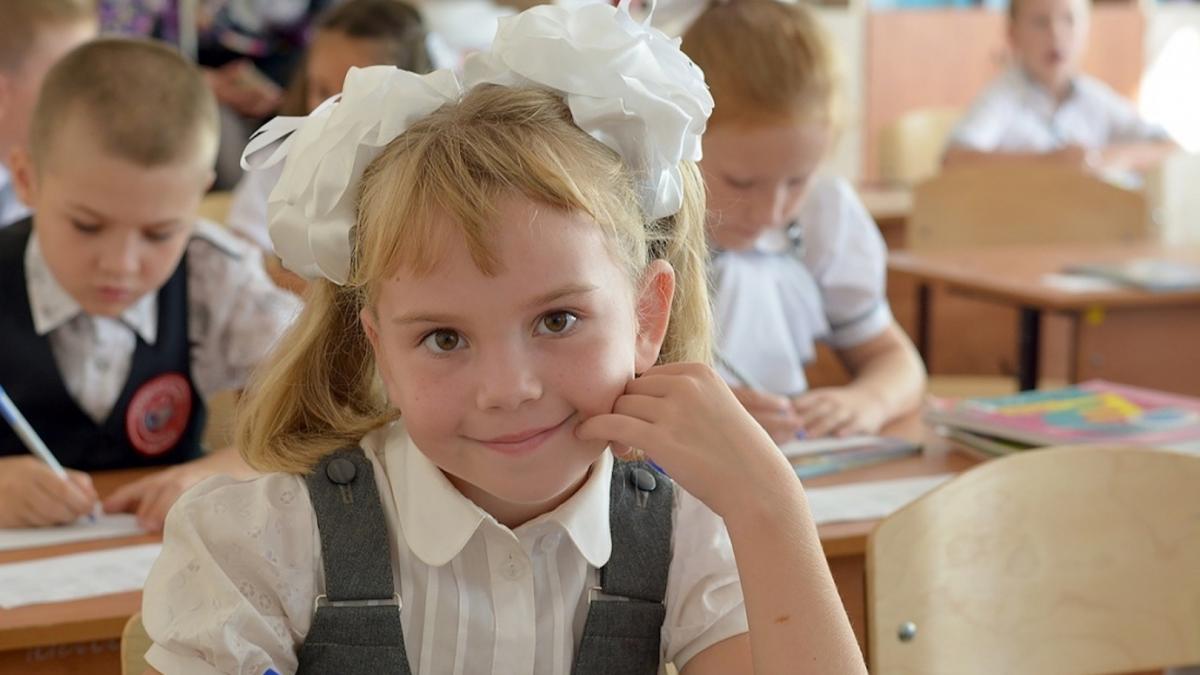 invatator acuzat ca si hartuieste sexual elevele pe o eleva a luat o direct din copac si a inceput