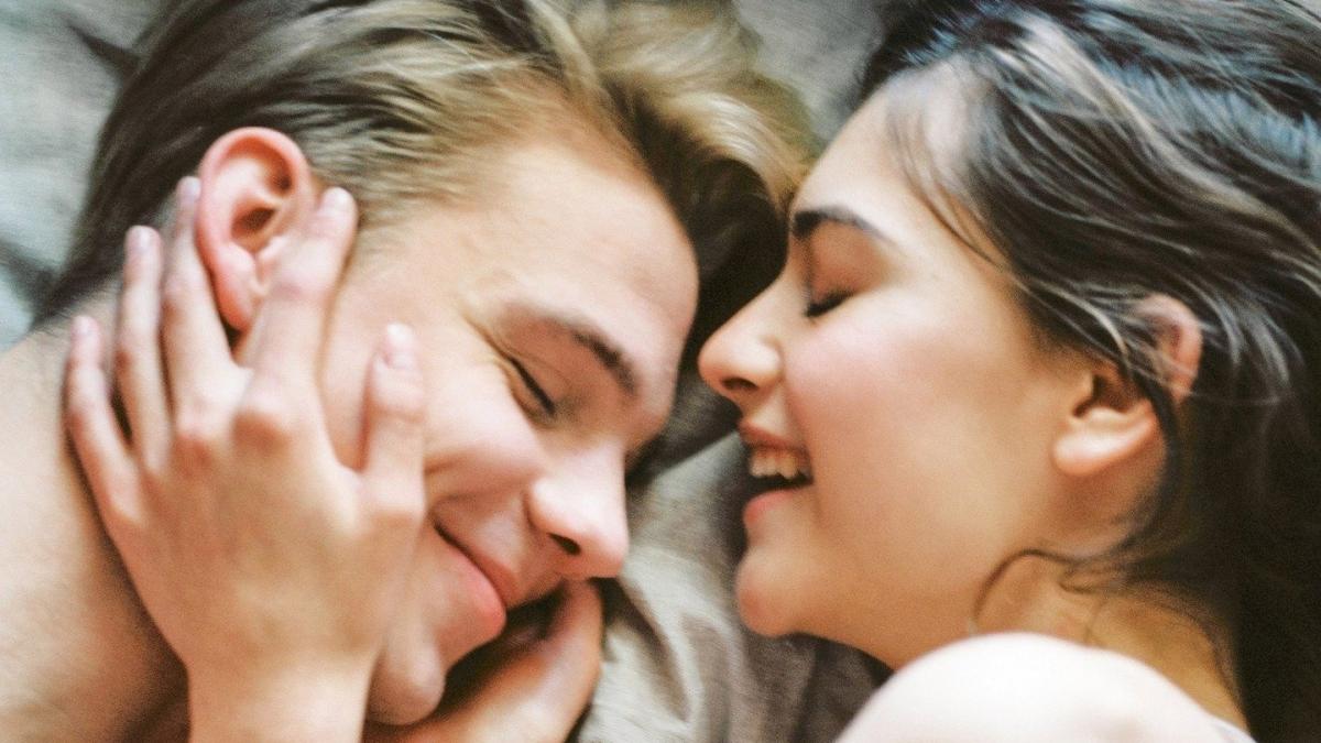 i a trimis iubitului sau o fotografie cu un barbat pe jumatate gol dupa care o fotografie cu ea in