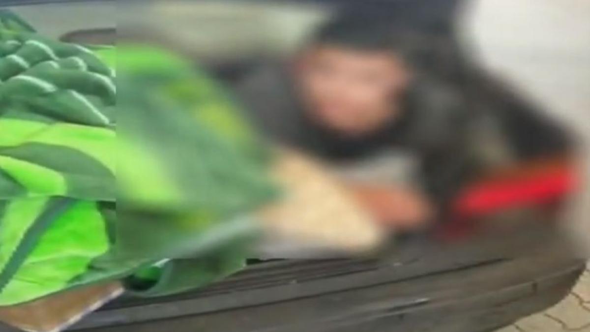 o mama si a ascuns copilul in portbagajul masinii ca sa l duca in spania video