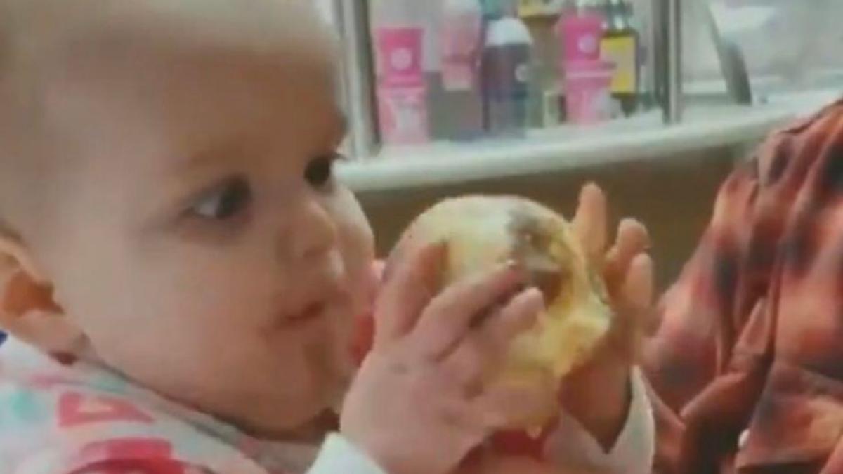 reactia uluitoare a unui bebelus care gusta pentru prima oara inghetata imaginile care au facut