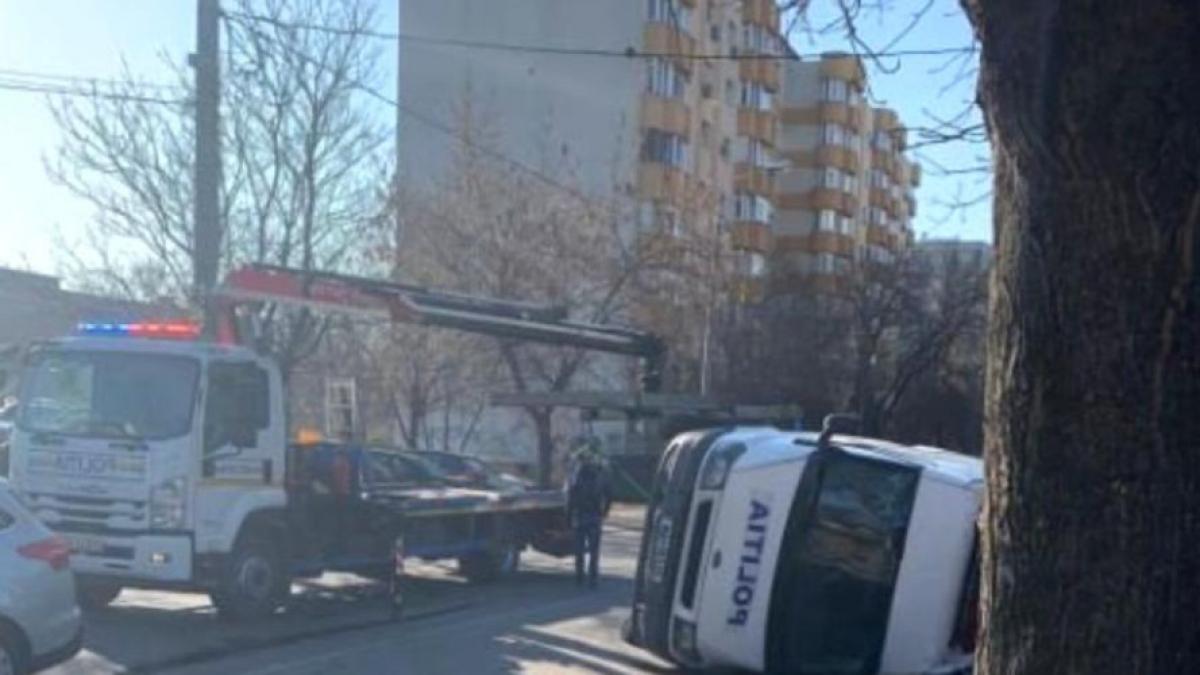 accident in bucuresti intre o masina a politiei si alte doua autoturisme o politista in varsta de