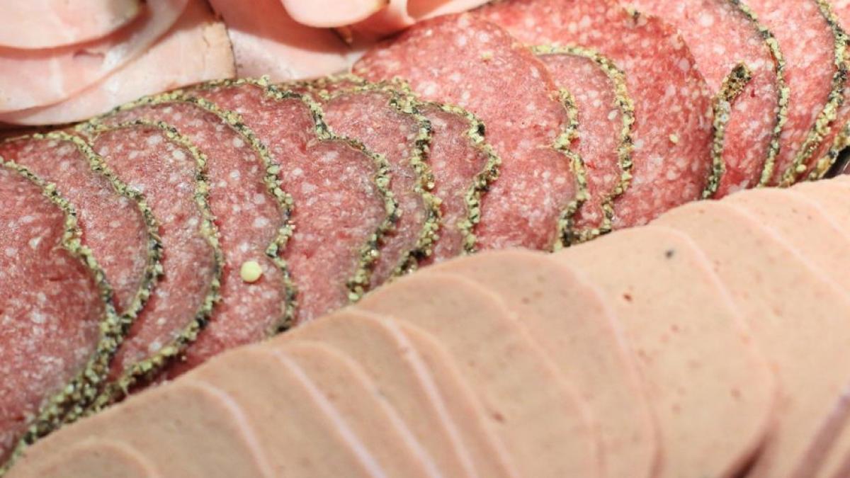 picioare de porc cu par si salam cu colagen printre neregulile majore descoperite de protectia