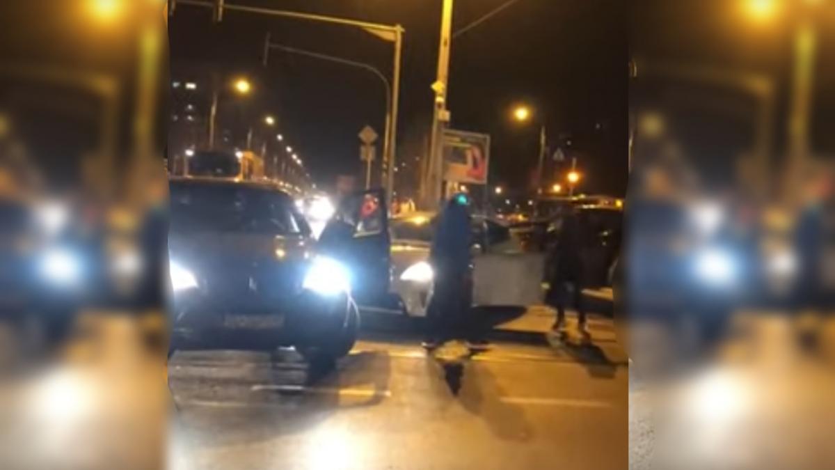 video incident socant in capitala doi soferi s au luat la bataie in mijlocul bulevardului