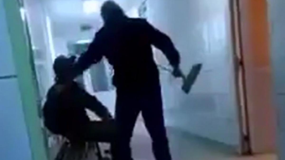 imagini scandaloase la spitalul de urgenta resita un om al strazii a fost batut in spital si