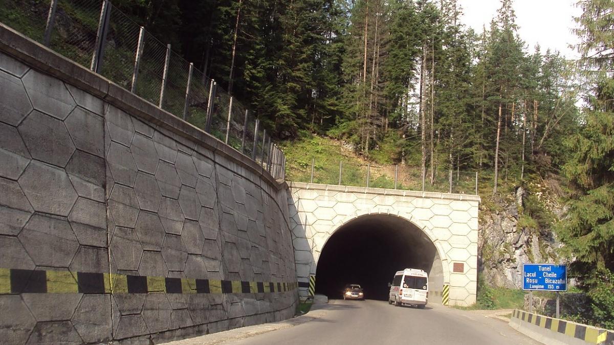 indicatoarele rutiere in maghiara de la lacu rosu si gheorgheni au fost acoperite cu vopsea