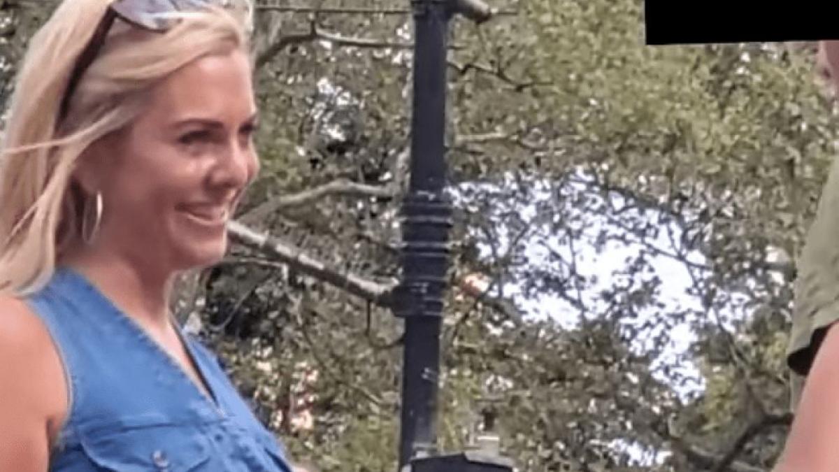 suspecta ca iubitul sau o insala asa ca a decis sa l urmareasca cand a vazut cu cine voia sa se