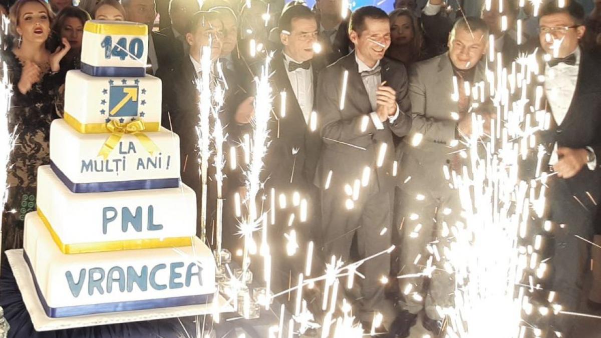 cum s au distrat membrii guvernului in frunte cu ludovic orban la balul liberalilor din vrancea foto