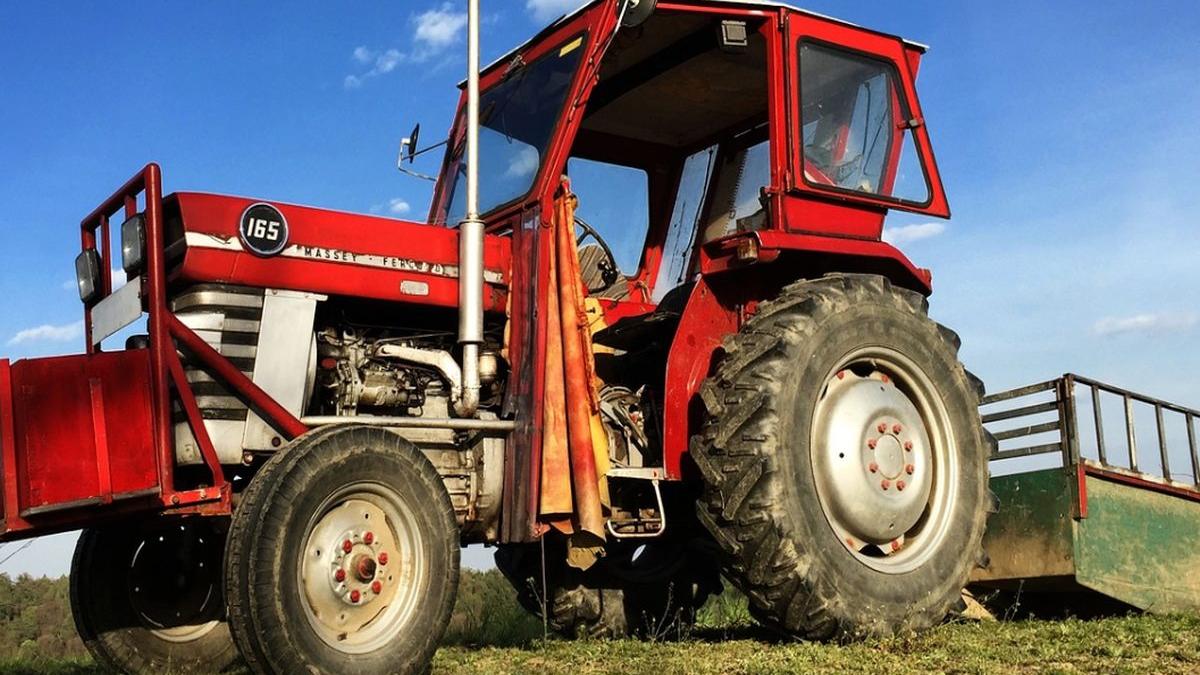barbat gasit mort intr o padure din prahova dupa ce s a rasturnat cu tractorul