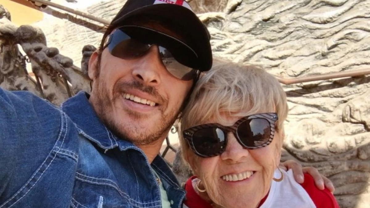 iris o batranica de 80 de ani s a indragostit iremediabil de un tanar de 35 de ani este incredibil