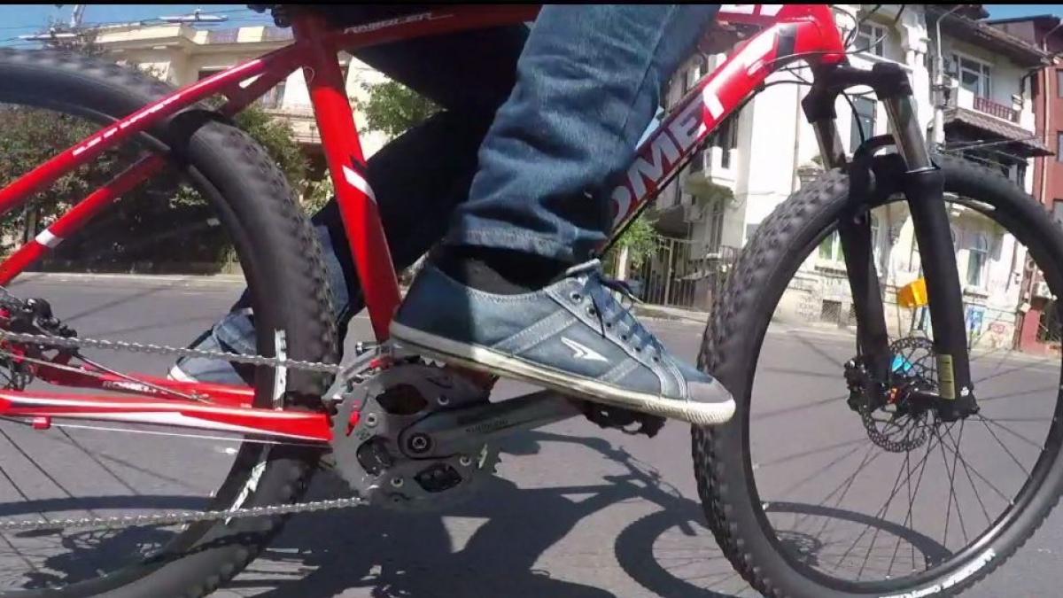 povestea impresionanta a curierului fara maini merge pe bicicleta are doua joburi o fetita de care