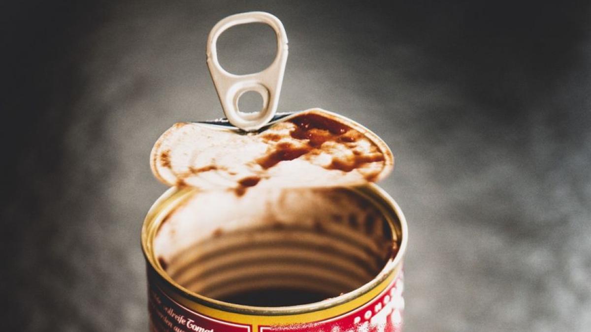 ce a gasit o femeie din bucuresti in conserva de rosii cumparata de la magazin tot facea galagie