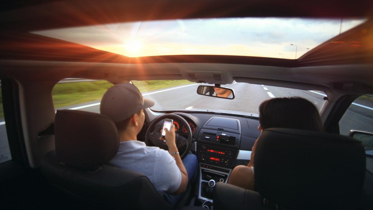 daca pasagerul din dreapta face asta opreste imediat masina pericolul la care se expune este urias