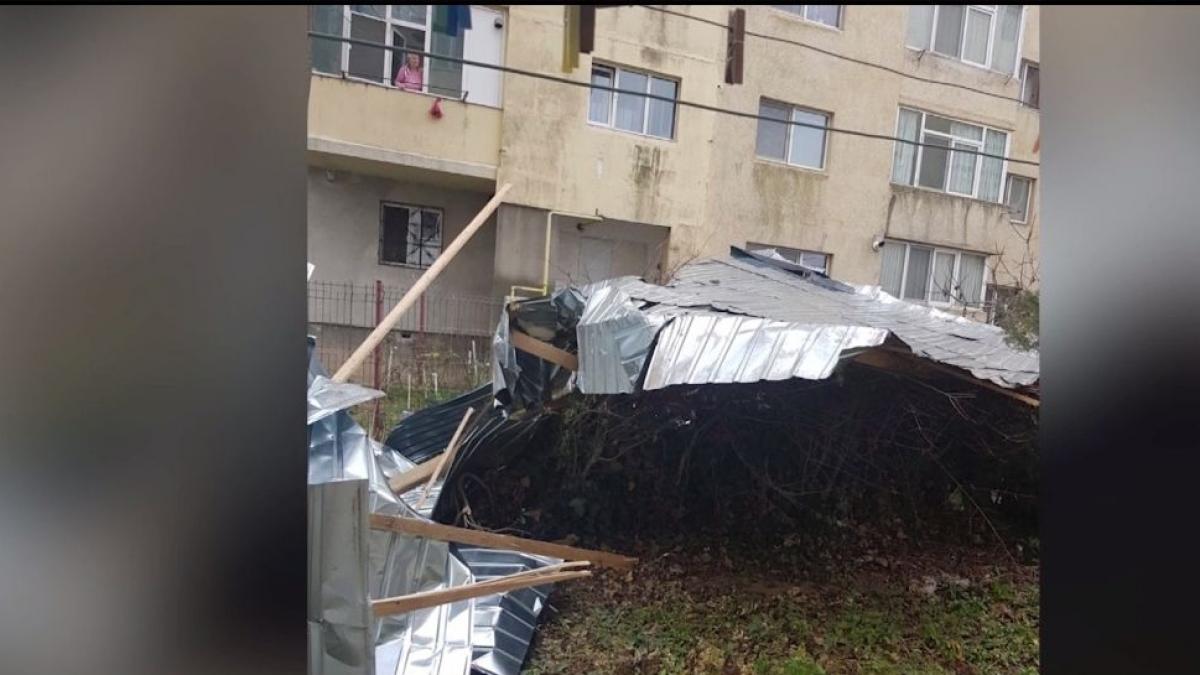 judetul constanta sub cod galben de vant acoperisul unui bloc din mangalia a fost luat pe sus video