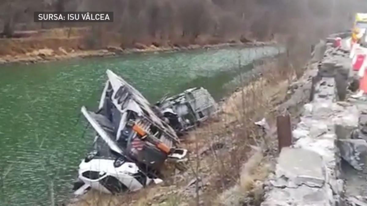 masini cazute in raul olt dupa ce platforma pe care erau a lovit un parapet a fost gasit si cel de