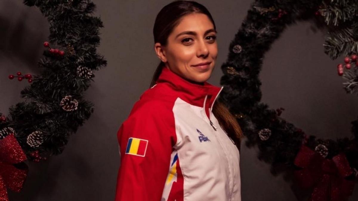 tanara batuta pentru crucea de boboteaza rasplatita de biserica ce a primit campioana la triatlon