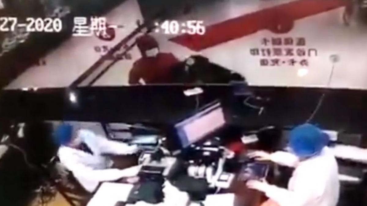 teama de coronavirusul mortal pune stapanire pe chinezi gestul socant al unui bolnav furios ca este