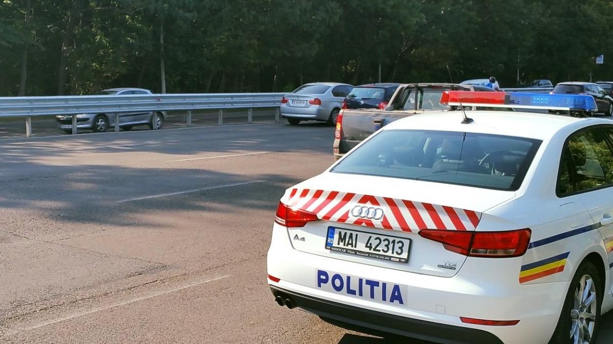 Un tânăr de 21 de ani a sărit dintr-o mașină aflată în mers, după ce fusese sechestrat de șofer. Ce au descoperit polițiștii chemați în ajutor!