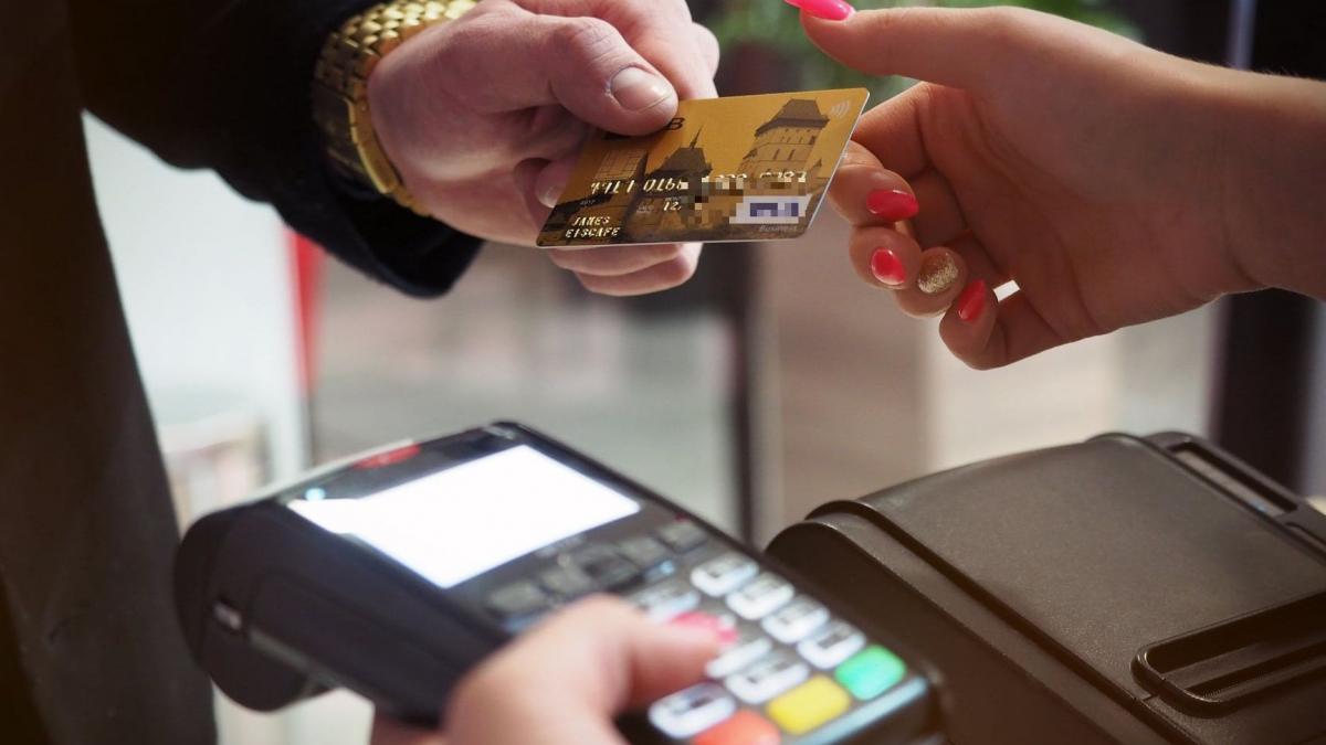 surpriza uriasa cine este barbatul care s a deghizat si a folosit un buletin fals pentru a si