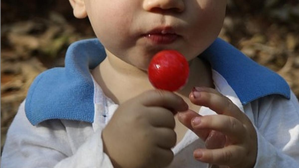 un copil a devenit erou la doar noua ani cum si a salvat varul de trei ani care se inecase cu o