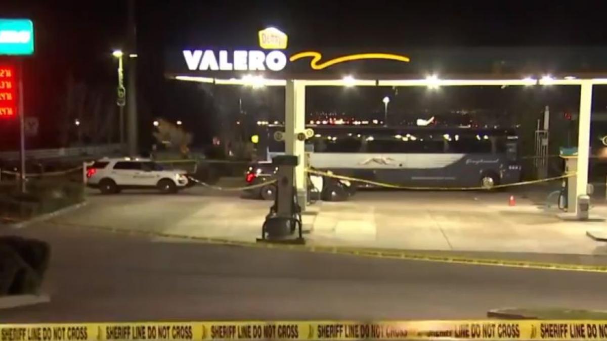 atac armat la bordul unui autocar in sua cel putin un mort si mai multi raniti video