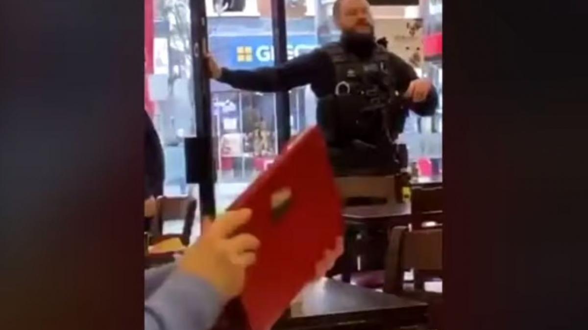 atac terorist la londra angajata unei cafenele a cerut amanarea evacuarii localului in ciuda