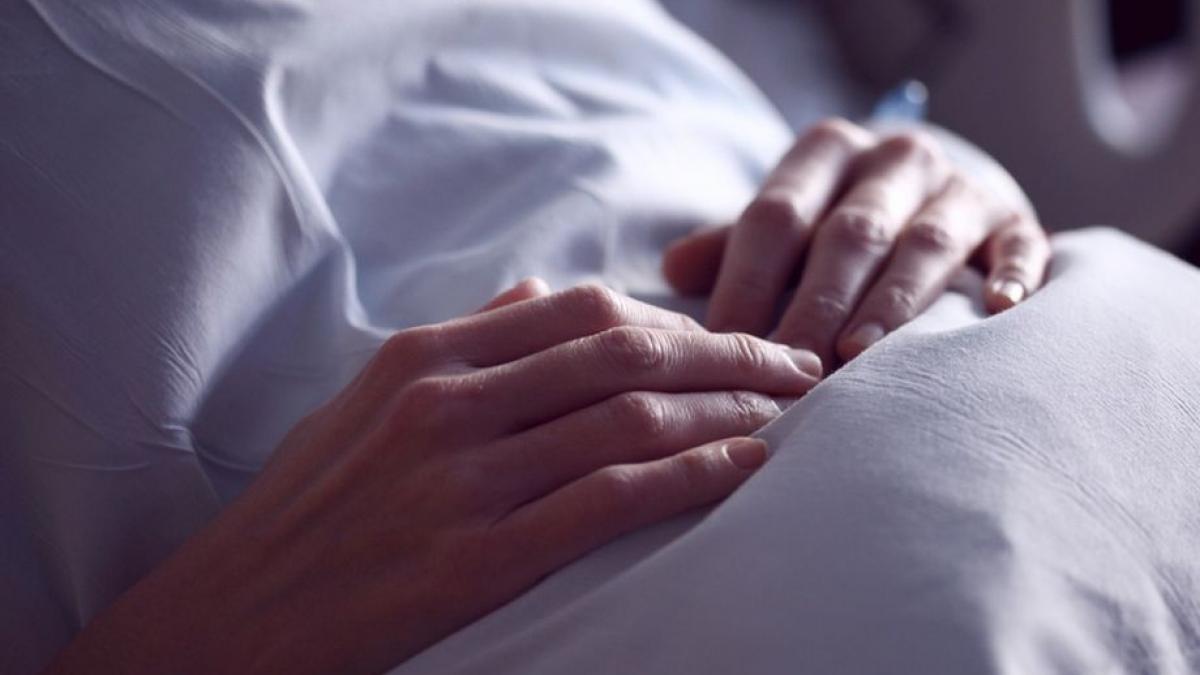 noi detalii despre cazul femeii care a fost tinuta 16 ore la urgente si a decedat in bratele fiului