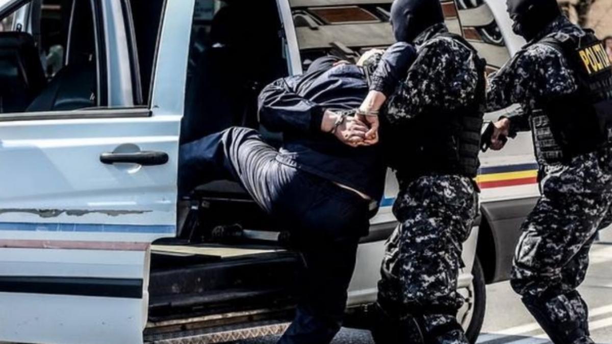 scandal urias cu politia sofer baut pus la pamant si incatusat de oamenii legii