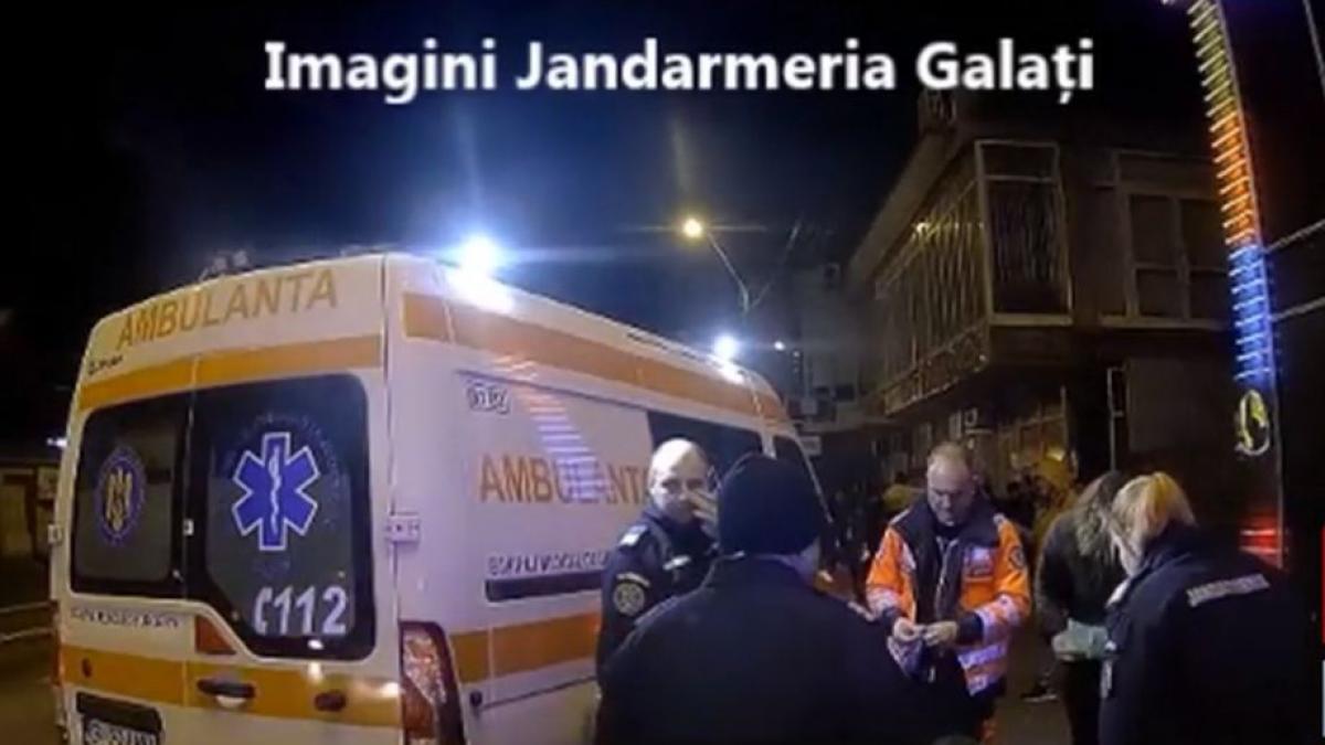 un barbat sfasiat de un caine de lupta gasit intr o balta de sange pe strada video