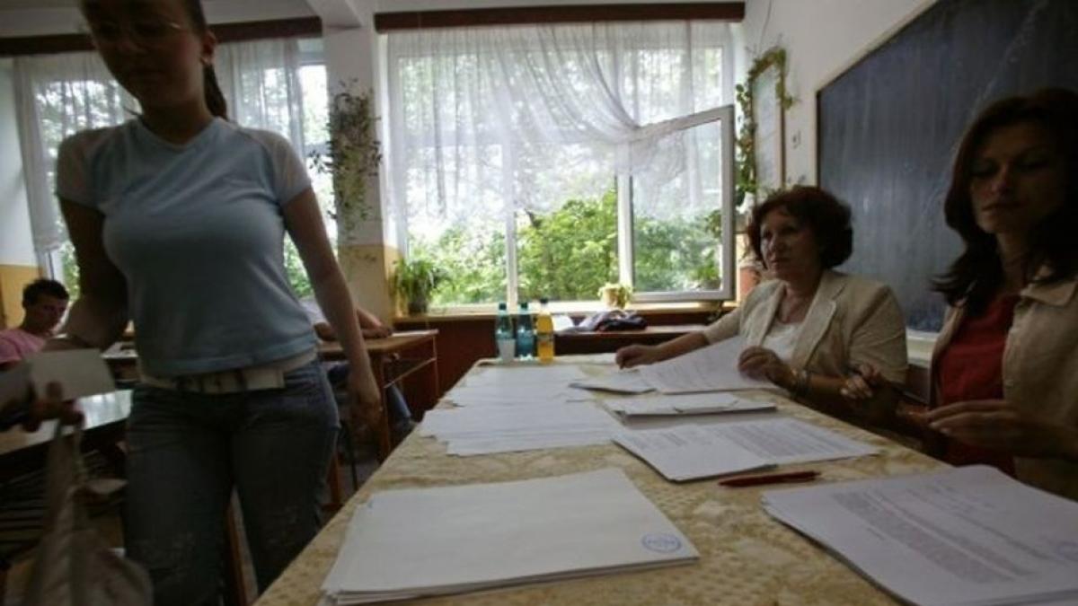 de astazi daca lovesti un profesor ajungi la inchisoare doi ani si jumatate senatul a adoptat