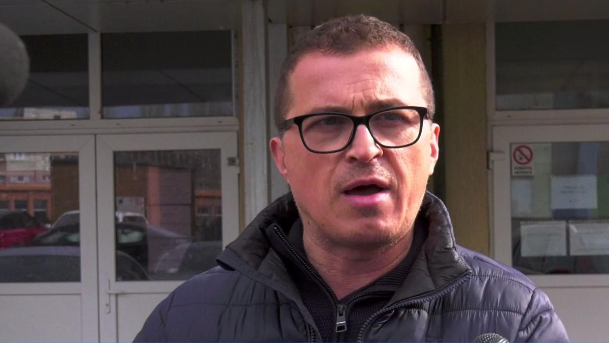 fiul femeii care a murit dupa 16 ore de asteptare la spital isi striga durerea s a aplecat spre