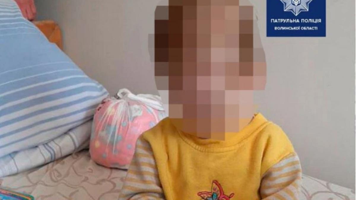 o fetita a fost abandonata desculta in frig cu un biberon cu vodca langa ea incepuse sa se