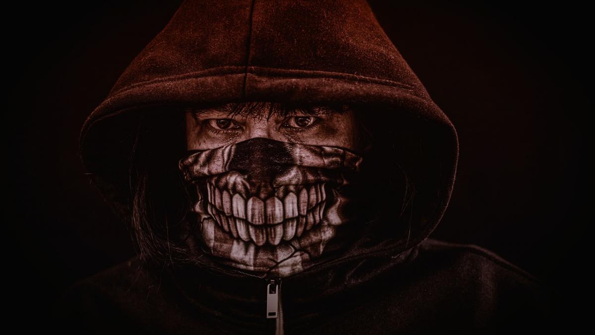 un adolescent de 16 ani mascat si cu un pistol in mana a bagat spaima in aradeni oamenii au sunat