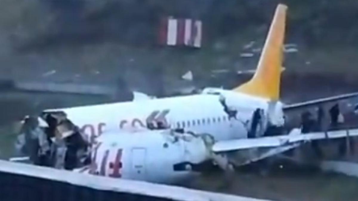 accident aviatic in turcia un avion s a rupt in bucati pe pista aeroportului peste 100 de raniti