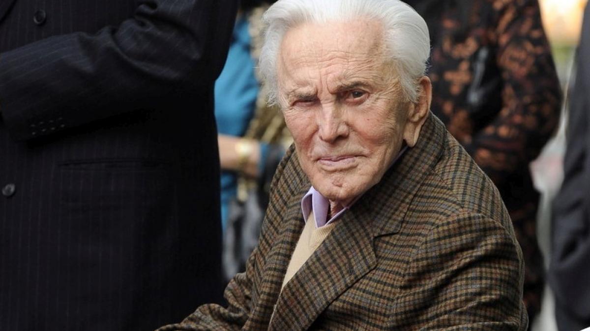 doliu in lumea filmului legendarul actor kirk douglas a murit la 103 ani