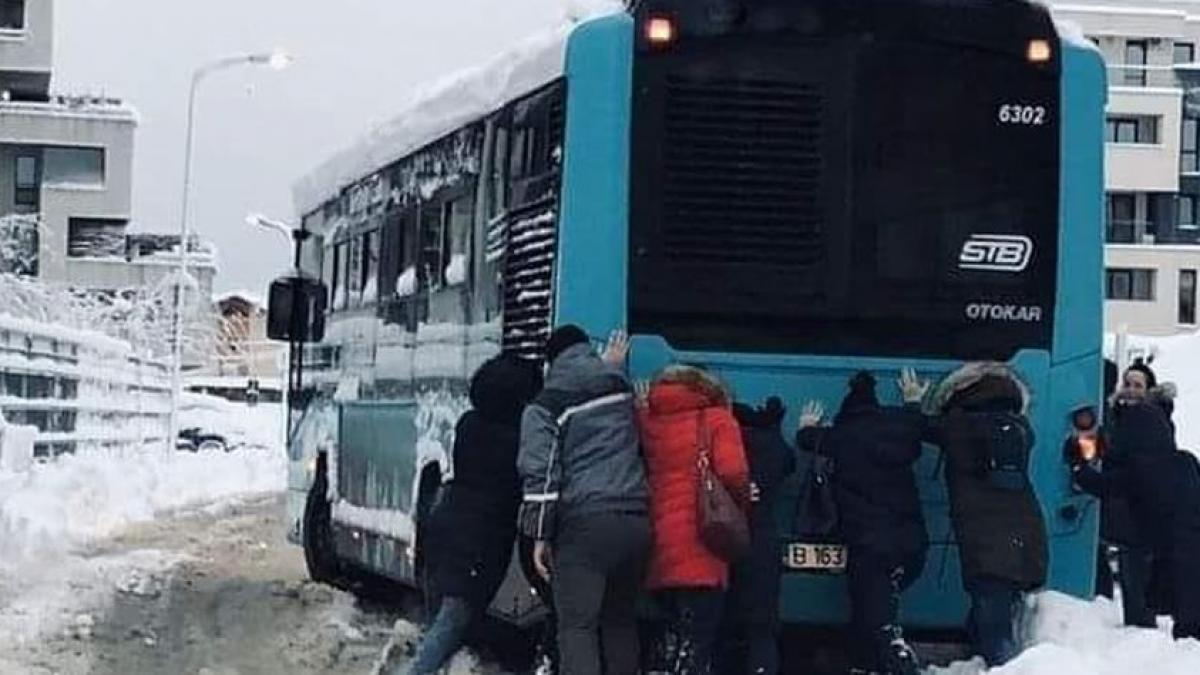 imaginile zilei cum au incercat mai multi calatori sa scoata un autobuz stb din zapada foto
