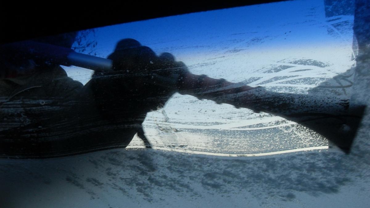 iata cum sa iti dezgheti parbrizul in mai putin de un minut trucul pe care orice sofer trebuie sa