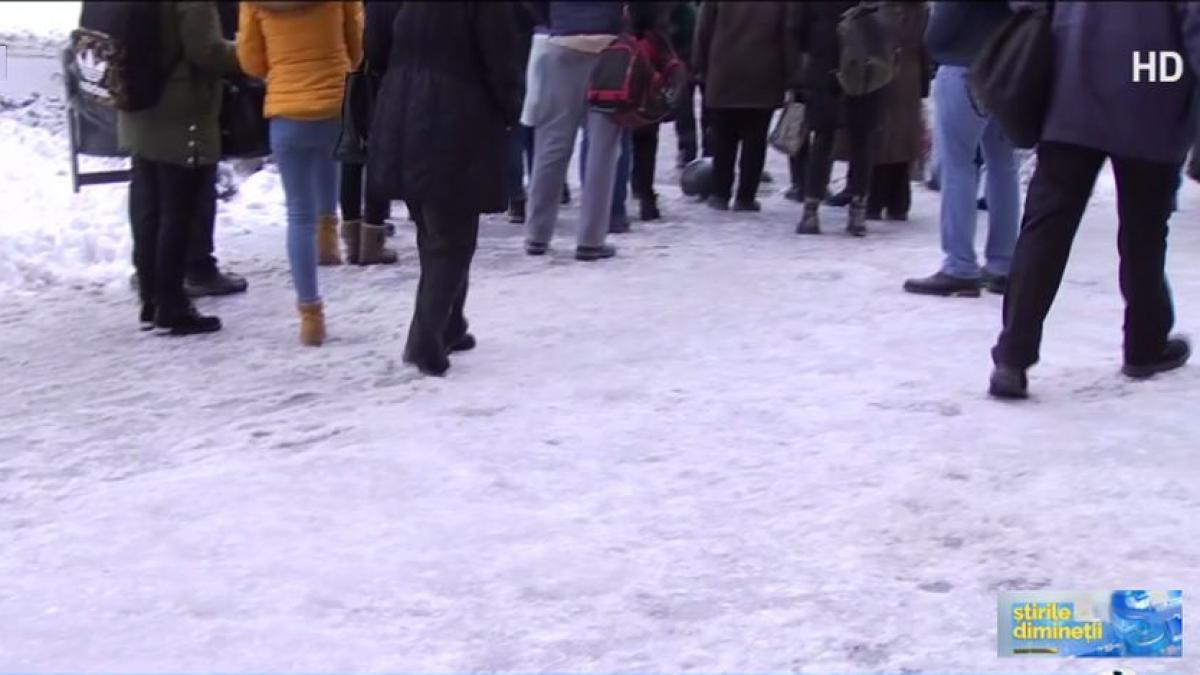 trotuarele inghetate din capitala un pericol pentru bucuresteni