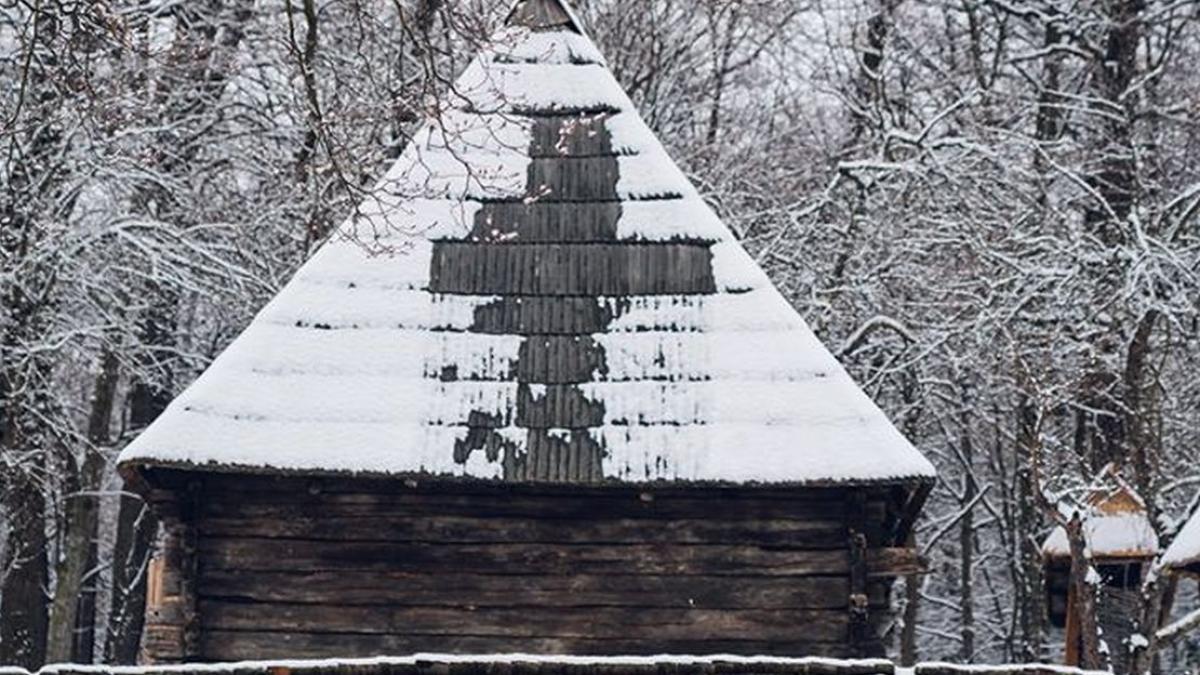 semn divin pe acoperisul unei biserici din sibiu oamenii isi fac cruce legamantul lui dumnezeu cu