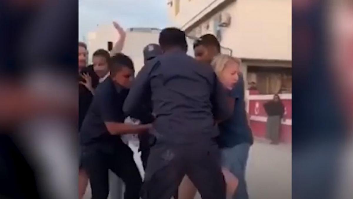 turista arestata pentru ca se plimba in costum de baie pe o plaja exotica iubita de multi romani ma